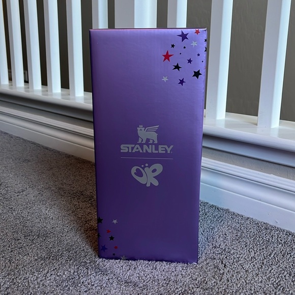 Olivia Rodrigo Stanley Cup - Picture 2 of 4